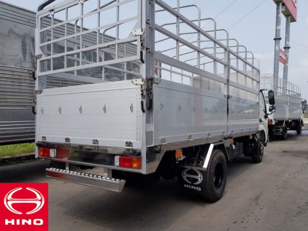 xe-tai-hino-xzu650-thung-bat-4