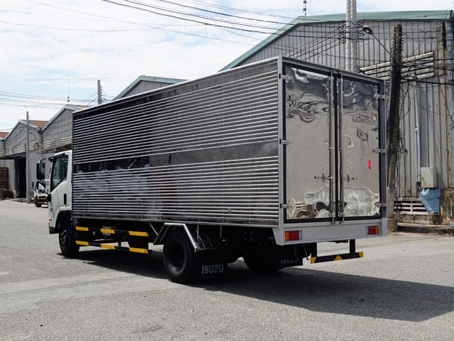 Xe-tai-isuzu-NQR75ME4