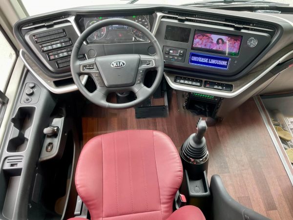 XE-TRACOMECO-UNIVERSE-LIMOUSINE-24-PHONG-HYUNDAI-425PS