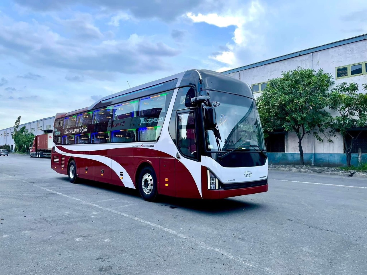 XE-TRACOMECO-UNIVERSE-LIMOUSINE-34-PHONG-HYUNDAI–425PS