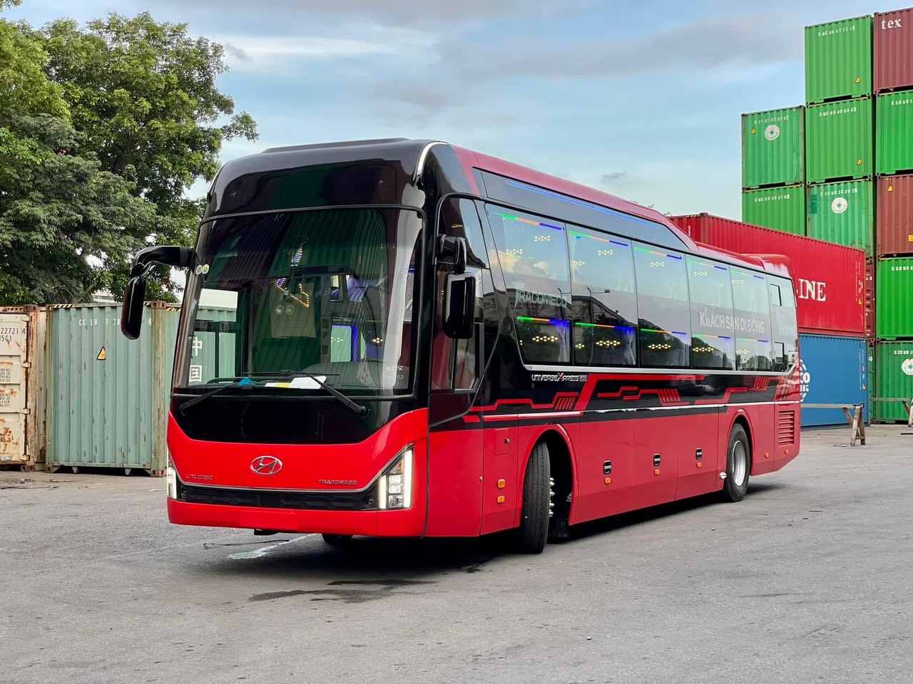 XE-TRACOMECO-UNIVERSE-LIMOUSINE-34-PHONG-HYUNDAI–425PS