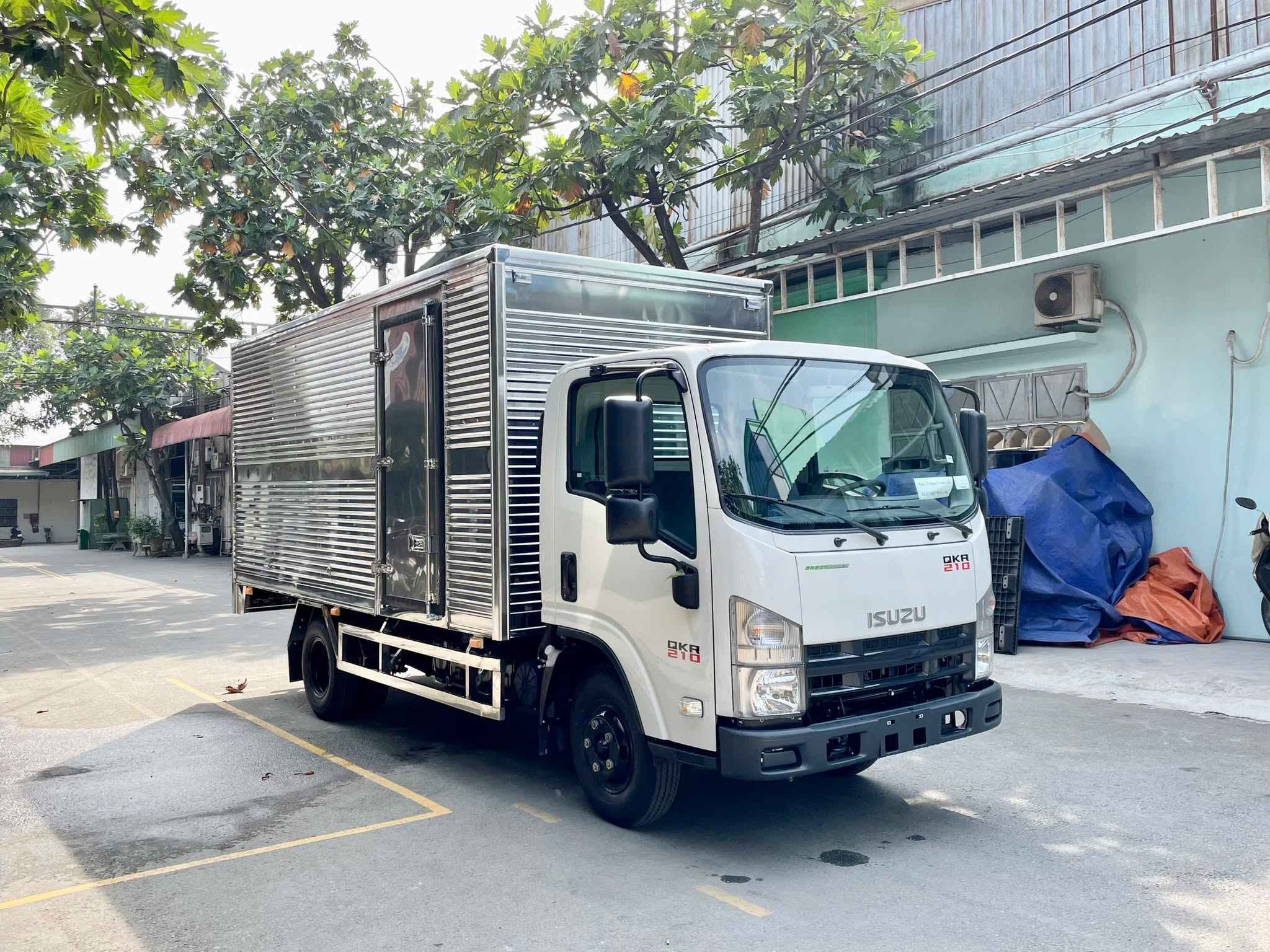 isuzu qkr210 thùng kín tiêu chuẩn