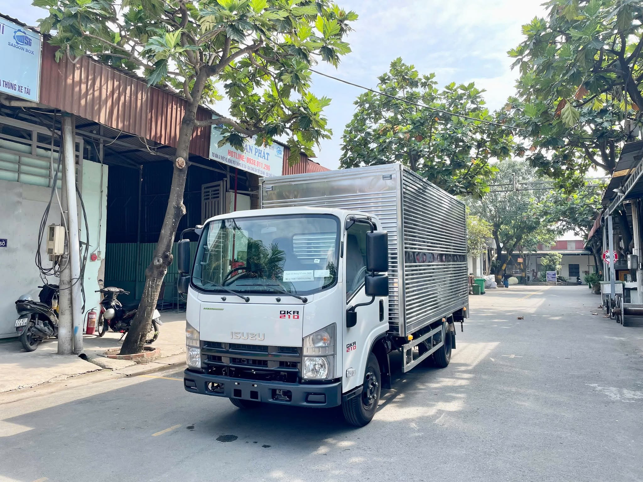 isuzu qkr210 thùng kín tiêu chuẩn