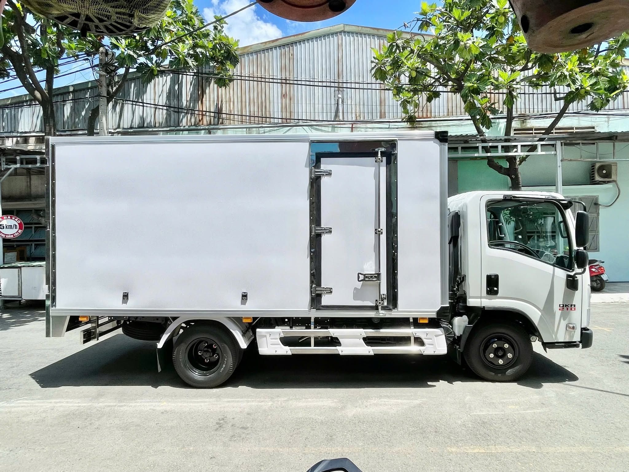 Xe tải thùng kín vách ngoài composite