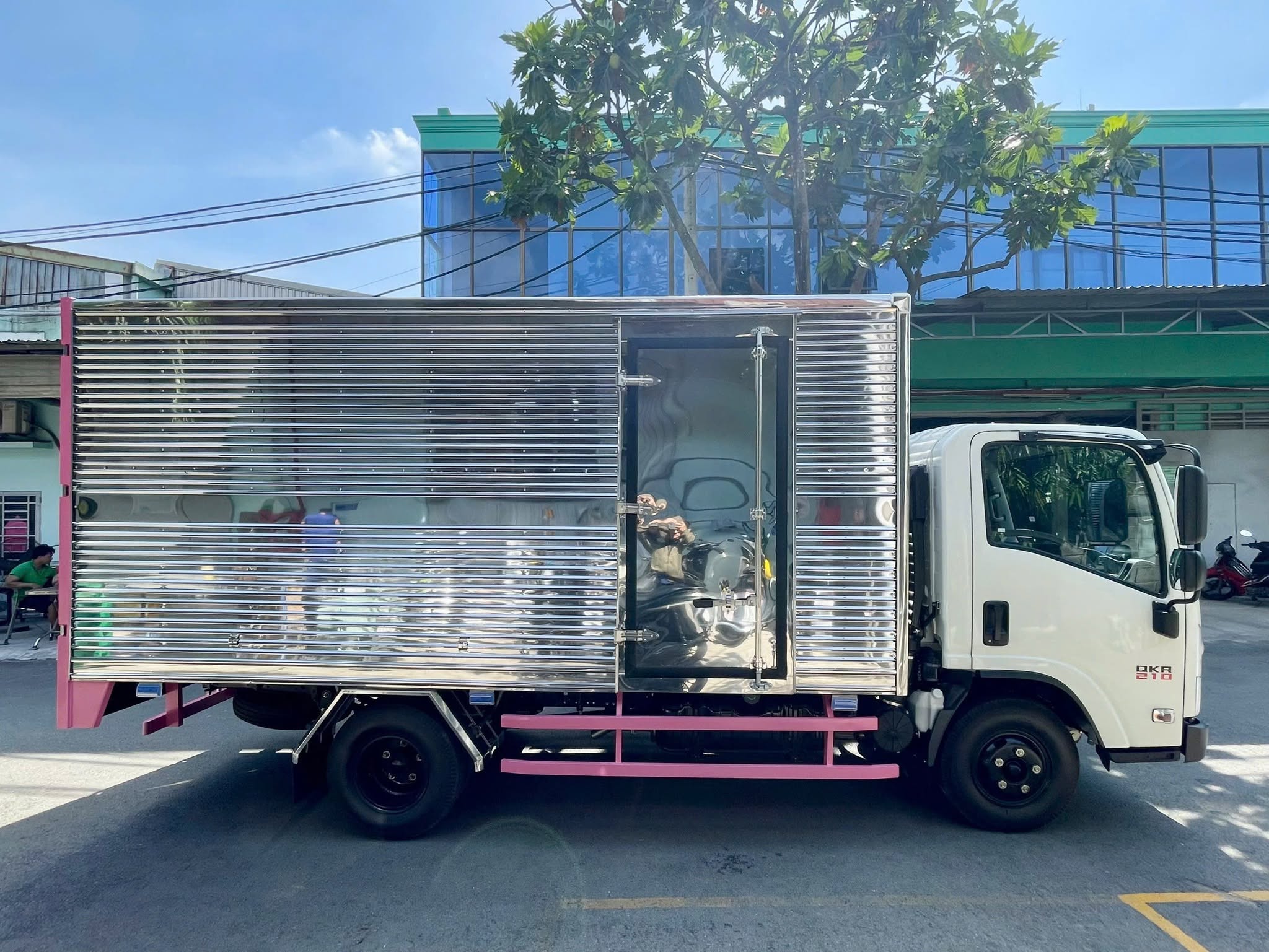 Xe tải thùng kín vách ngoài inox 304
