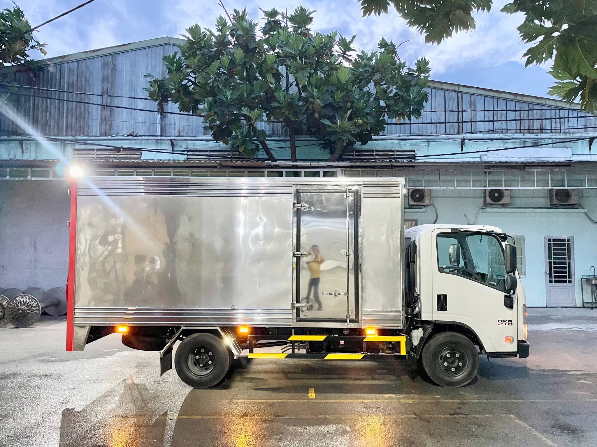 xe tải thùng kín vách ngoài tôn